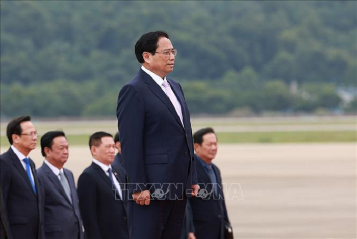 Thủ tướng Phạm Minh Chính nghe quân nhạc cử Quốc thiều. (Ảnh: Dương Giang/TTXVN)