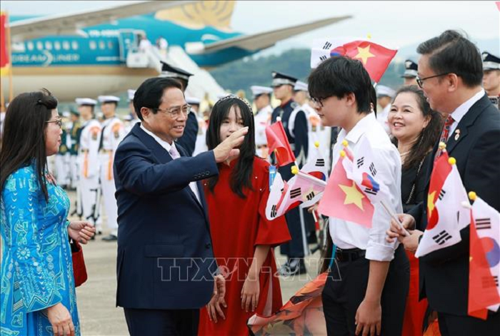 Cộng đồng người Việt Nam tại Hàn Quốc chào đón Thủ tướng Phạm Minh Chính và Phu nhân. (Ảnh: Dương Giang/TTXVN)