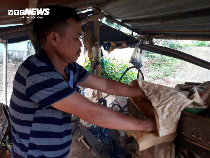 Những người đãi vàng trong lán trại.