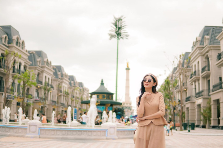 Các bạn trẻ thường chụp hình tại phố đi bộ Kingdom Avenue. (Ảnh: VinWonders)