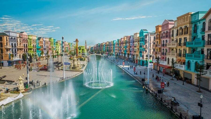 Du khách thường kết hợp khám phá Grand World trong chuyến du lịch Vinhomes Ocean Park 2. (Ảnh: VinWonders)