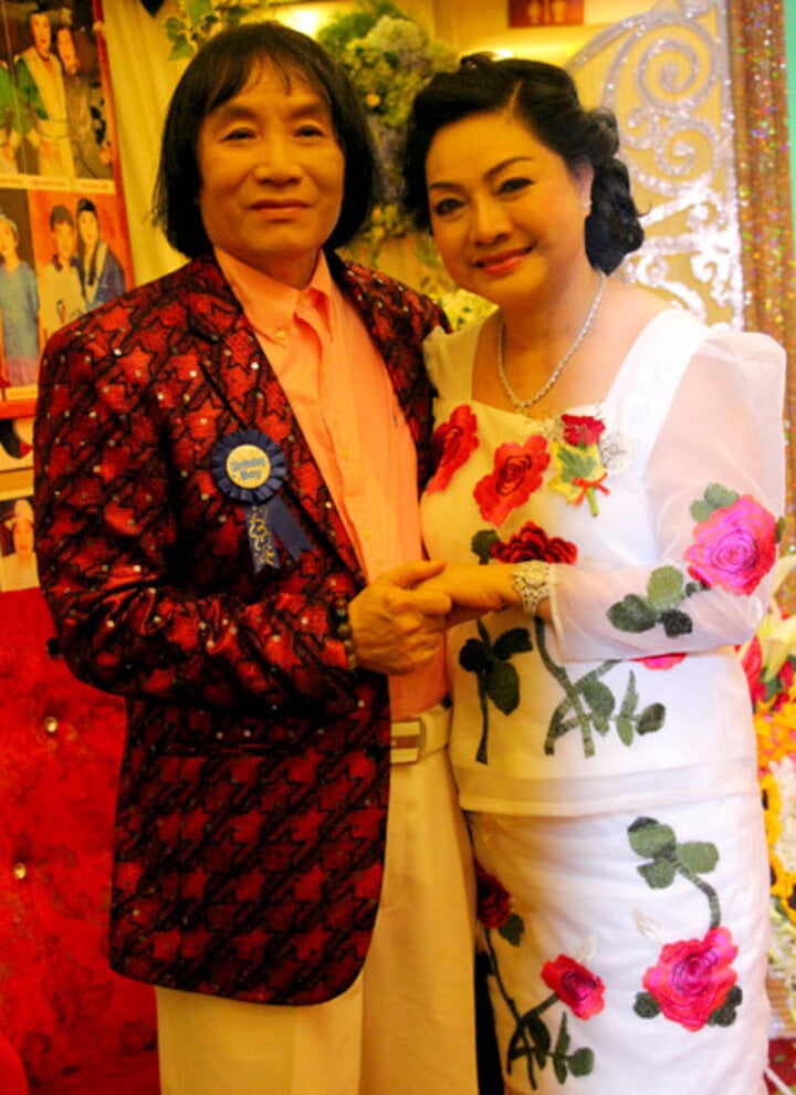 Bà Đỗ Thị Hồng kết hôn với NSND Minh Vương vào năm 1990, một thời gian dài sau khi ông ly dị người vợ đầu. Bà luôn vun vén, chăm sóc gia đình để chồng yên tâm với nghiệp ca hát. Cả hai có một cô con gái.