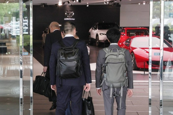 Thanh tra của Bộ Giao thông vận tải Nhật Bản bước vào trụ sở của Mazda.
