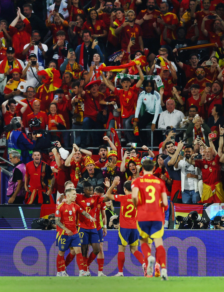Tây Ban Nha là đội đầu tiên vừa lội ngược dòng, vừa thắng cách biệt 3 bàn tại các VCK EURO.