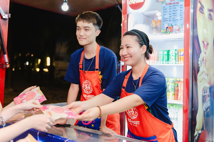 Giá cả được niêm yết rõ ràng trên menu giúp du khách thoải mái mua sắm mà không lo bị “chặt chém".