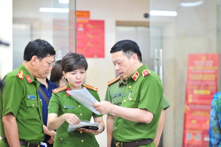 Thiếu tướng Nguyễn Hồng Ky, Phó Giám đốc Công an TP Hà Nội kiểm tra công tác thu nhận hồ sơ cấp căn cước tại Phòng Cảnh sát Quản lý hành chính về trật tự xã hội.