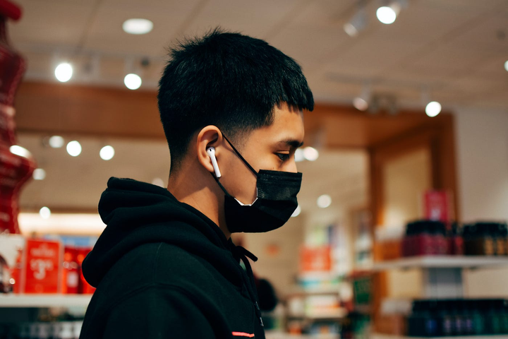 Airpods dự kiến sẽ có camera, nhưng khả năng cao là không phải để chụp ảnh. (Ảnh: Unsplash)