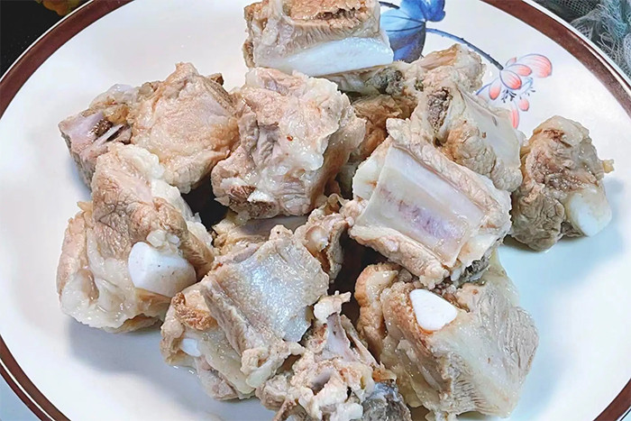 Sườn sau khi chần sẽ có mùi thơm, thịt mềm. (Ảnh: Sohu)