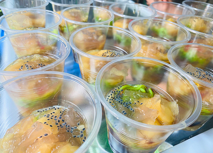 Những cốc chè bày sẵn để tiện cho khách đến mua mang về.