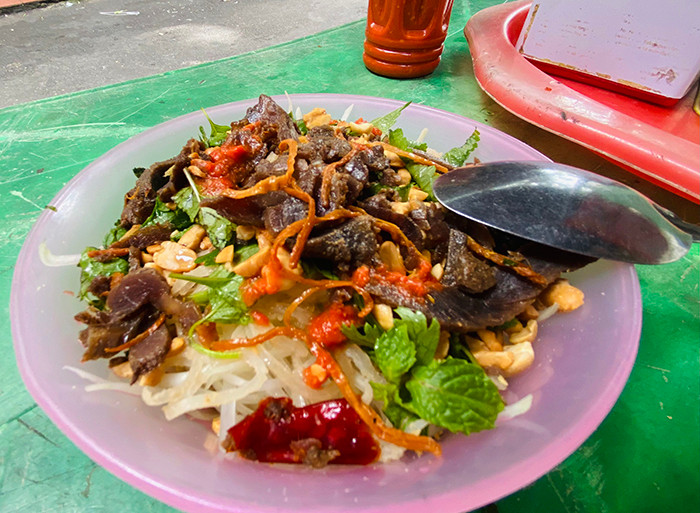 Bát nộm bò thập cẩm có giá khoảng 30 nghìn đồng, rất thích hợp để ăn nhẹ trong các buổi chiều.