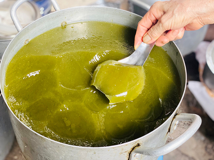 Thạch găng ở đây rất mềm, có hương vị lá găng tươi, thơm mát.