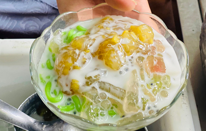 Có rất nhiều lựa chọn cho thực khách, từ chè Thái, chè bưởi, chè ngô, chèkhoai...