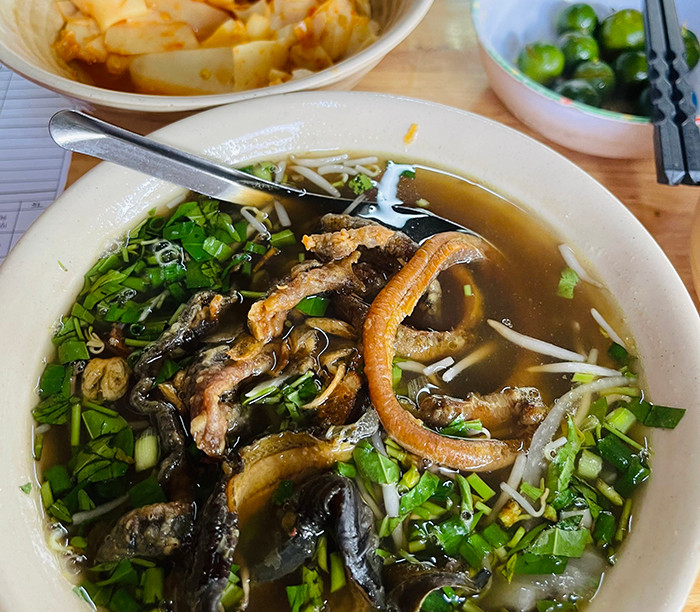 Với một phần miến lươn khoảng 50k là bạn đã có một bữa trưa no bụng.