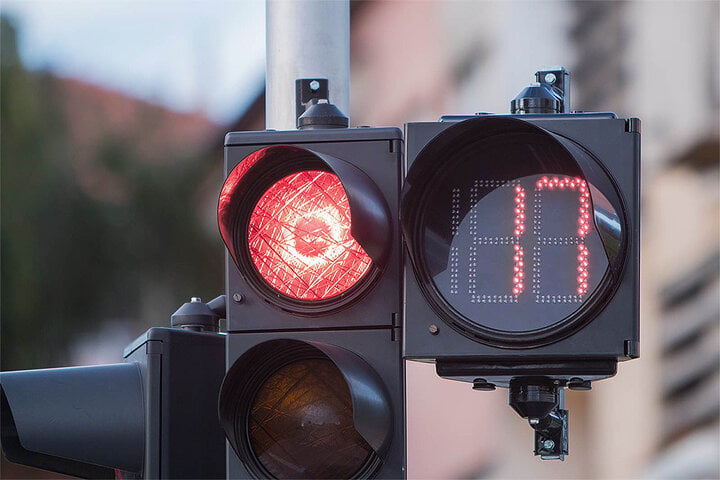 Đèn giao thông đếm giây khiến nhiều người nhấp nhổm vượt đèn đỏ. (Ảnh: Sphere)