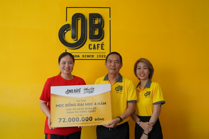 Ông Lê Nguyên Hòa - Giám đốc Quỹ Phát triển Tài năng Việt và bà Vũ My Khuyên – Giám đốc Vận hành chuỗi cà phê Ông Bầu trao học bổng cho VĐV Hồng Tuyết.