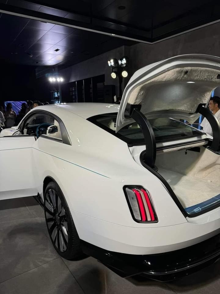 Rolls-Royce Spectre của doanh nhân Minh "nhựa". (Ảnh: Bien Phan Xuan Anh)