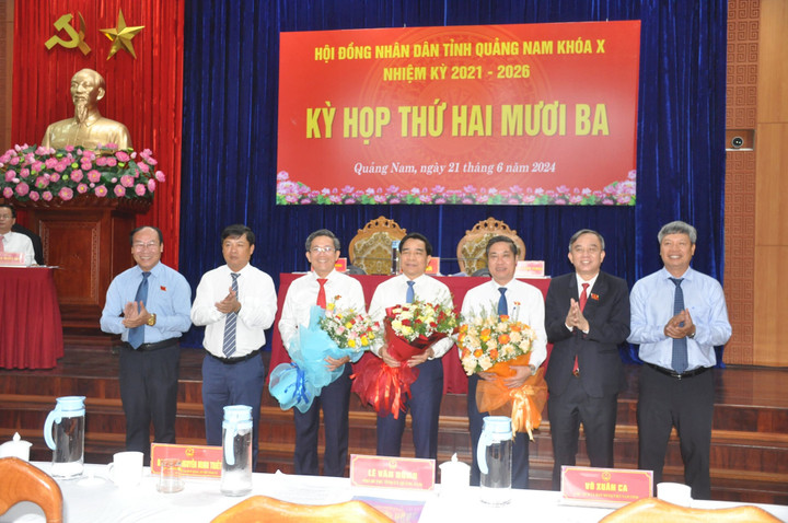 Lãnh đạo tỉnh Quảng Nam chức mừng tân Chủ tịch UBND tỉnh và 2 Phó Chủ tịch UBND tỉnh nhiệm kỳ 2021 - 2025. (Ảnh: Báo Quảng Nam)