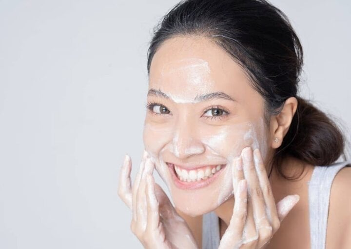 Rửa mặt hàng ngày để giữ cho làn da luôn sạch mụn và trắng sáng những ngày hè.