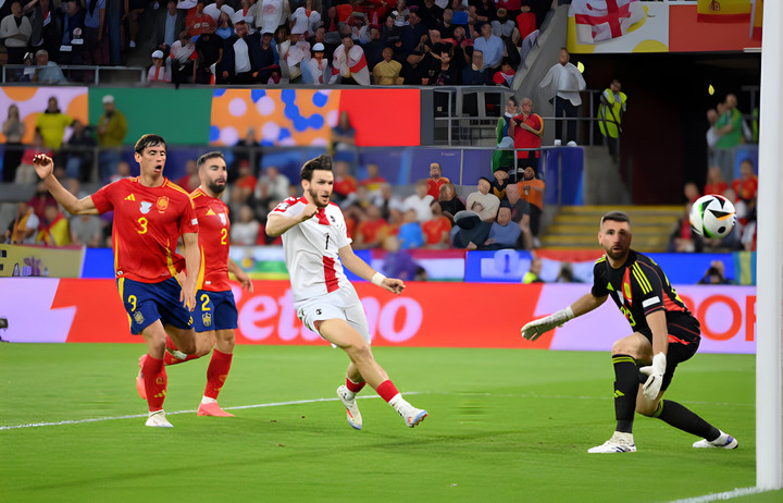 Le Normand đá phản lưới nhà.