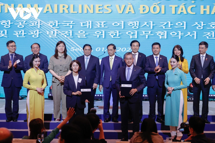Hãng hàng không Quốc gia Việt Nam Vietnam Airline trao đổi 4 biên bản ghi nhớ hợp tác du lịch với 4 đối tác Hàn Quốc.