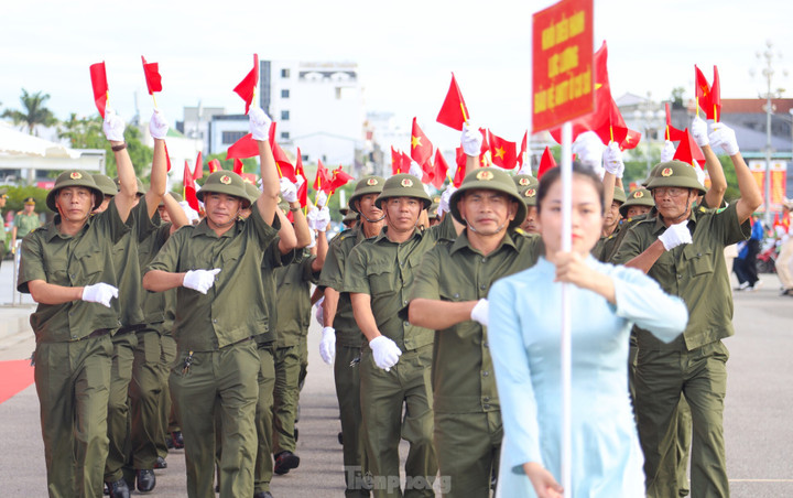 Bộ trưởng Bộ Công an dự lễ ra mắt Lực lượng bảo vệ ANTT ở cơ sở - 7
