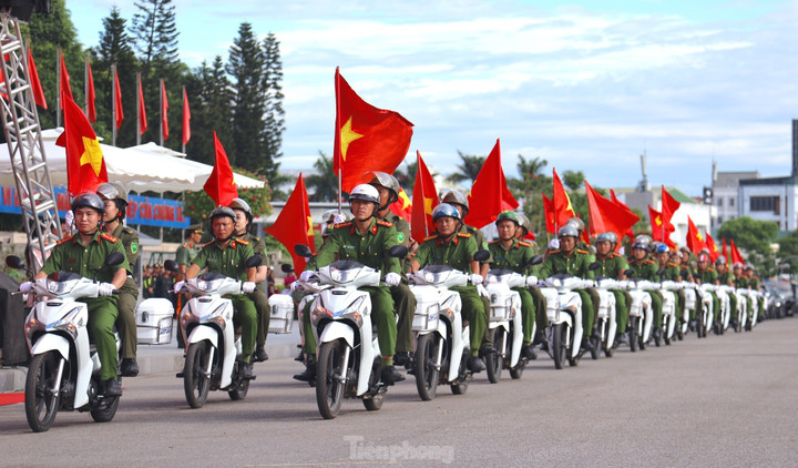 Bộ trưởng Bộ Công an dự lễ ra mắt Lực lượng bảo vệ ANTT ở cơ sở - 8