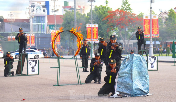 Biểu diễn các tình huống bắn súng, trấn áp mục tiêu.