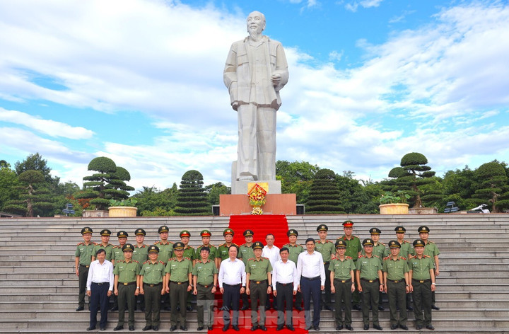 Bộ trưởng Bộ Công an cùng các đại biểu chụp hình lưu niệm dưới chân tượng đài Bác Hồ.