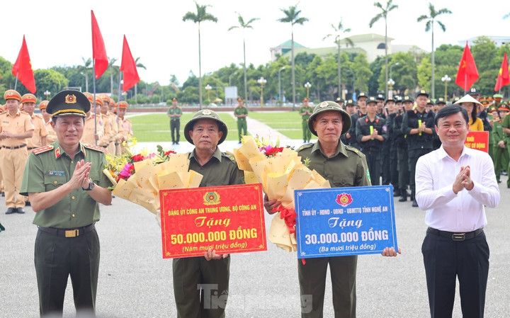 Bộ Công an và Tỉnh Nghệ An tặng quà cho lực lượng tham bảo vệ an ninh trật tự cơ sở.