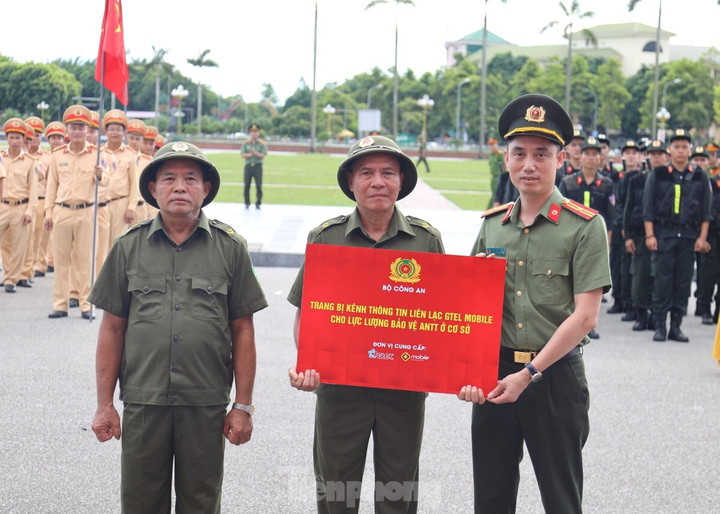Trao biển tượng trưng trang bị kênh thông tin liên lạc GTel Mobile cho lực lượng bảo vệ an ninh trật tự cơ sở.