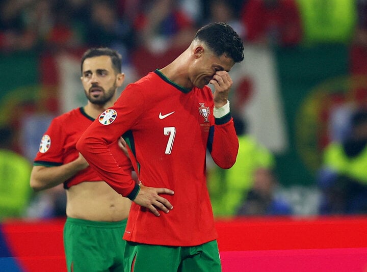 Ronaldo thất vọng sau khi bỏ lỡ cơ hội trên chấm 11m.
