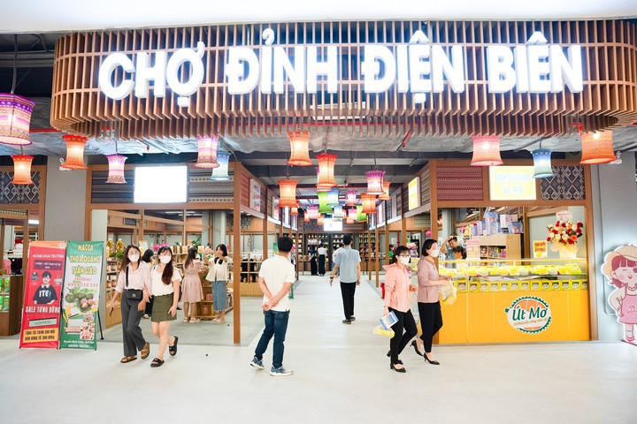 Các gian hàng ẩm thực đặc trưng của “miền hoa ban” là điểm nhấn không thể bỏ qua của du khách khi đến TTTM.