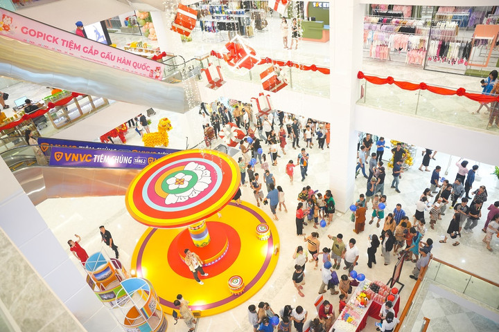 Thiết kế mang cảm hứng văn hóa Tây Bắc trong không gian TTTM Vincom Plaza Điện Biên Phủ.