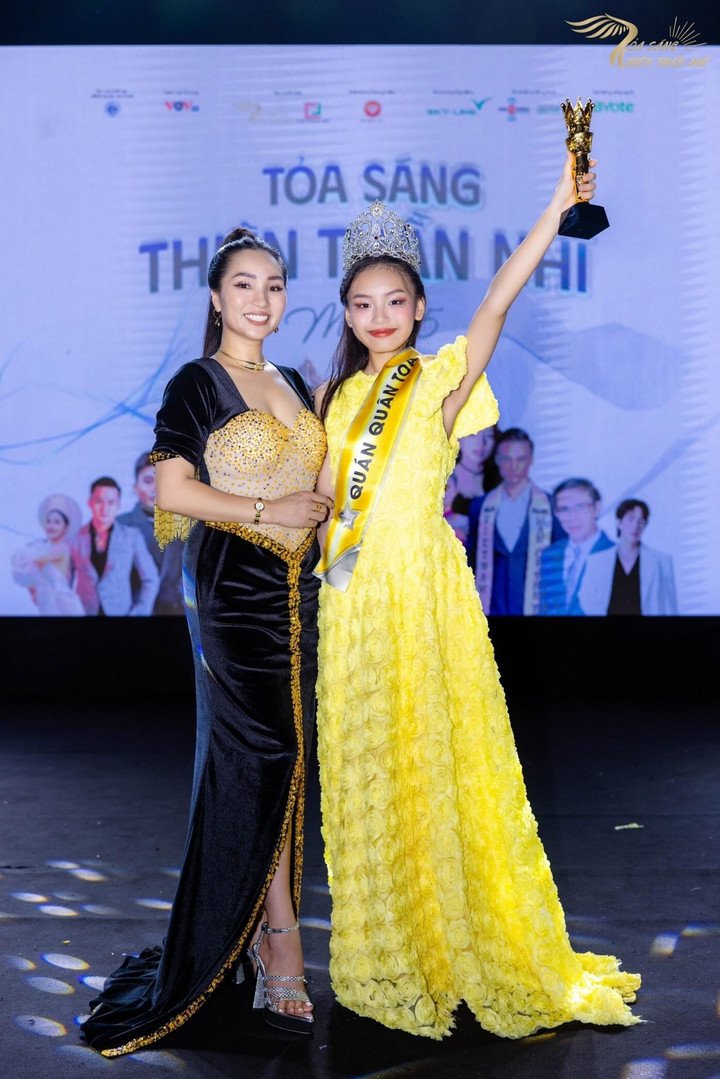 Tân Quán quân Tỏa sáng thiên thần nhí Nguyễn Thảo Phương cùng NTK Châu Loan.