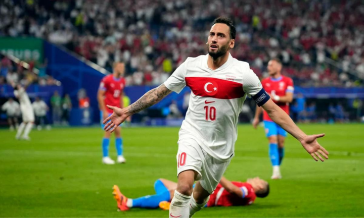 Tiền vệ Hakan Çalhanoğlu vắng mặt vì nhận 2 thẻ vàng.