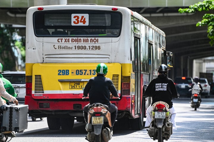 Hà Nội sẽ thay thế xe buýt chạy diesel sang xe sử dụng điện, chạy khí CNG. (Ảnh: T.Q)