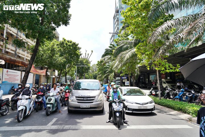 Chuyên gia cho rằng cần cân nhắc, đánh giá và nghiên cứu thật kỹ việc thí điểm bỏ đếm ngược trên đèn giao thông. (Ảnh minh họa)