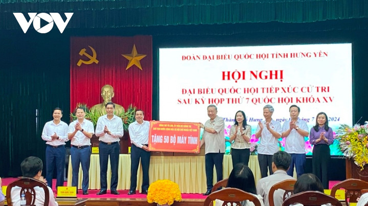 Chủ tịch nước Tô Lâm cùng đoàn công tác trao tặng 50 bộ máy vi tính cho TP Hưng Yên.