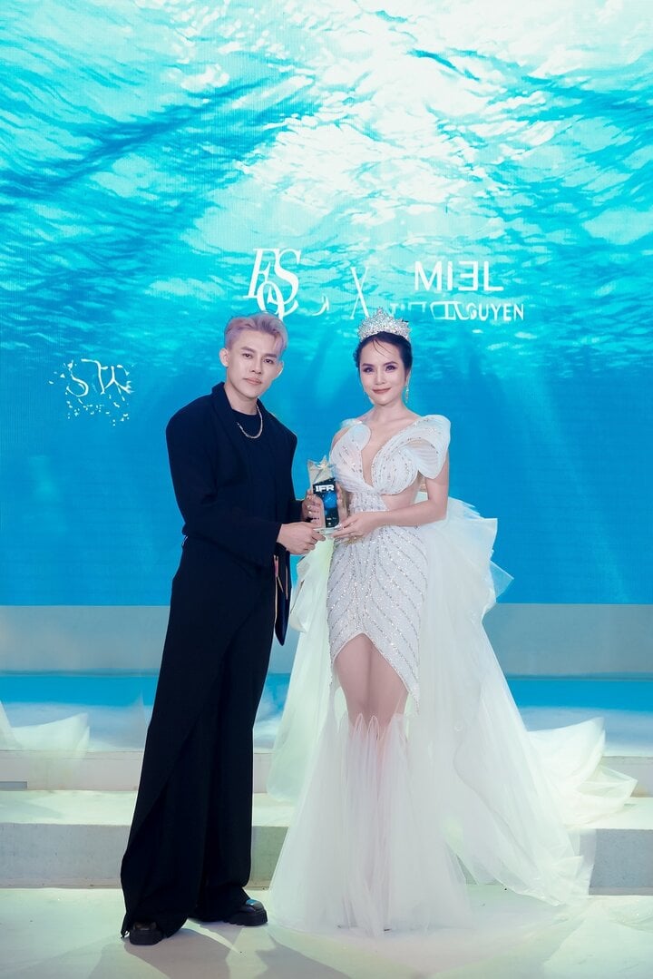 Với phần trình diễn ấn tượng trong vai trò vedette của BST, Trà My được BTC tuần lễ thời trang IFR International Fashion Runway 2024 trao tặng giải thưởng "International Model Award - Giải thưởng Người mẫu Quốc tế".