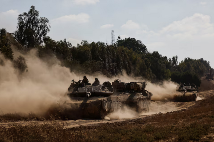 Xe tăng Israel di chuyển ở vùng ngoại ô Shejaia, phía đông thành phố Gaza. (Ảnh: Reuters)