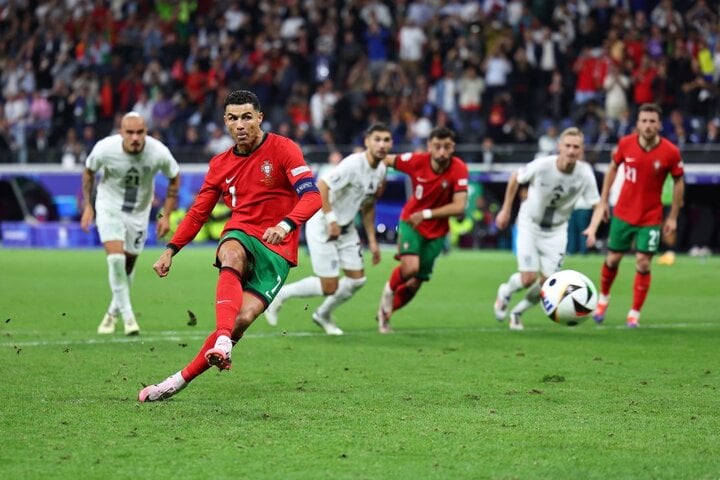 Ronaldo thực hiện thành công 24 quả phạt đền gần nhất tính tới trước giải đấu ở đất Đức. Tuy nhiên ở EURO, Ronaldo đá hỏng 2 trong số 5 quả 11m mà anh thực hiện, bao gồm loạt đá luân lưu. Ở trận gặp Slovenia, Ronaldo đá hỏng quả phạt đền ở phút 105.