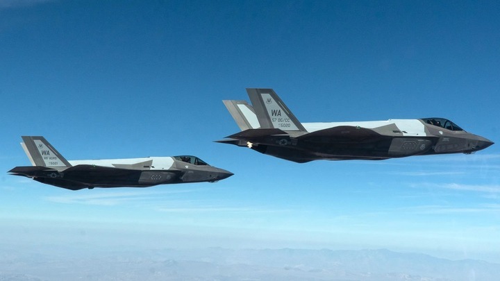 Hai máy bay F-35A của Mỹ mô phỏng máy bay J-20 Trung Quốc.