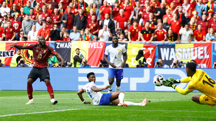 Maignan cản phá cú sút của Lukaku. (Ảnh: Reuters)