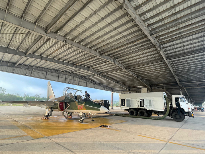 Lực lượng kỹ thuật Trung đoàn 940 chuẩn bị khí tài trước ban bay.