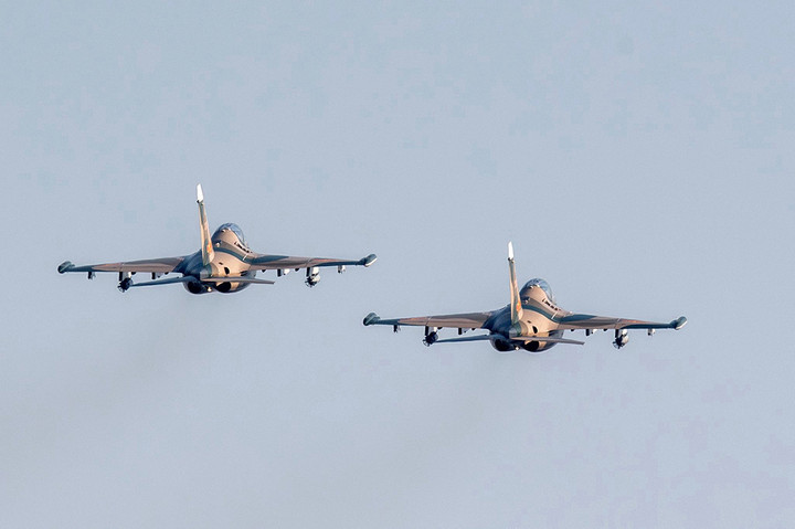 Để hoàn thành xuất sắc những bài bay biên đội xếp hình 3,4 chiếc, trước đó lực lượng phi công Trung đoàn 940 đã huấn luyện bay thuần thục biên đội 2 chiếc.