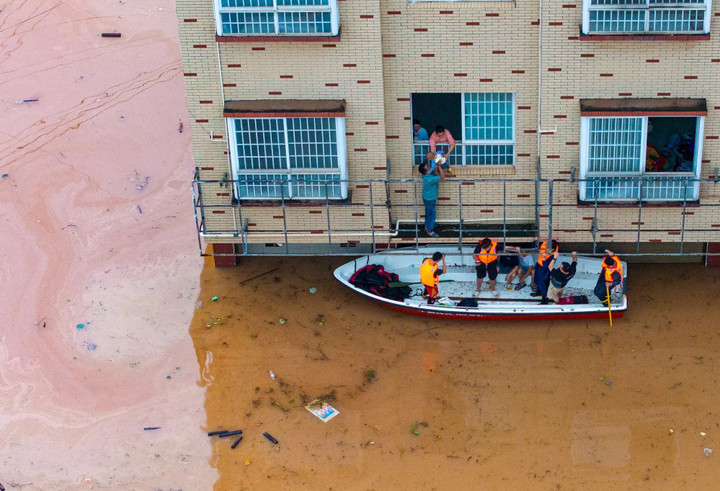 Lực lượng cứu hộ di dời người dân ở huyện Bình Giang đến nơi an toàn. (Ảnh: Tân Hoa Xã)