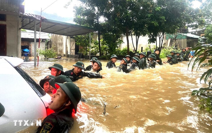 Cán bộ, chiến sỹ Bộ Chỉ huy Quân sự tỉnh Hà Giang giúp nhân dân di chuyển tài sản bị ngập sâu trong nước trong đợt mưa lũ hồi đầu tháng 6. (Ảnh: TTXVN)