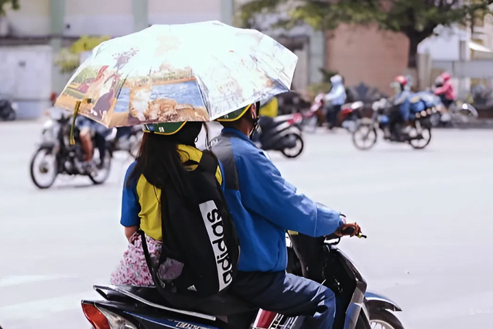 Chạy xe máy chở người ngồi trên xe sử dụng ô, dù bị phạt bao nhiêu tiền? - 1