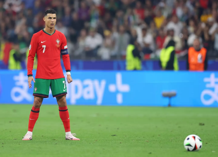 Ở EURO và World Cup, Ronaldo thực hiện 60 quả đá phạt trực tiếp nhưng chỉ ghi 1 bàn thắng trong trận gặp Tây Ban Nha tại World Cup 2018. Ở trận gặp Slovenia vừa qua, Ronaldo thực hiện 4 pha đá phạt trực tiếp nhưng không ghi được bàn.