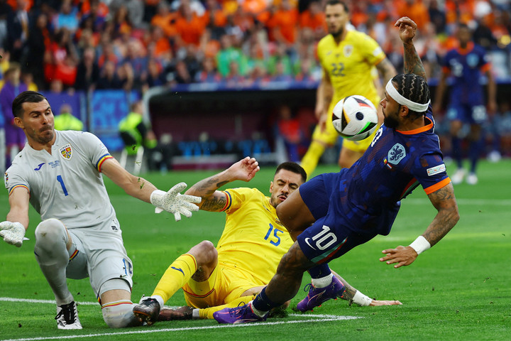 Depay uy hiếp khung thành Romania. (Ảnh: Reuters)